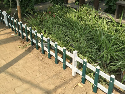PVC草坪护栏